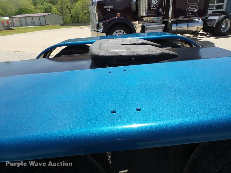 image for item DB1318 1999 Peterbilt 379 semi truck