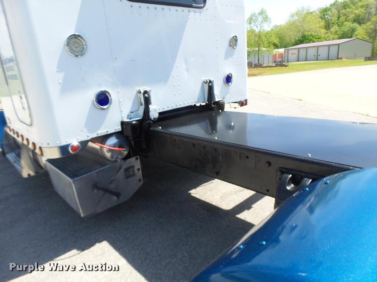 image for item DB1318 1999 Peterbilt 379 semi truck