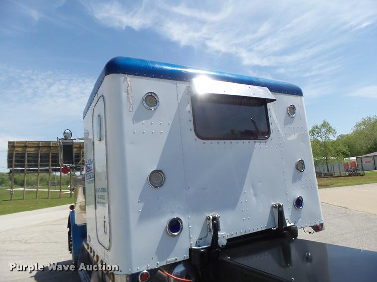 image for item DB1318 1999 Peterbilt 379 semi truck