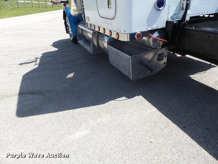image for item DB1318 1999 Peterbilt 379 semi truck