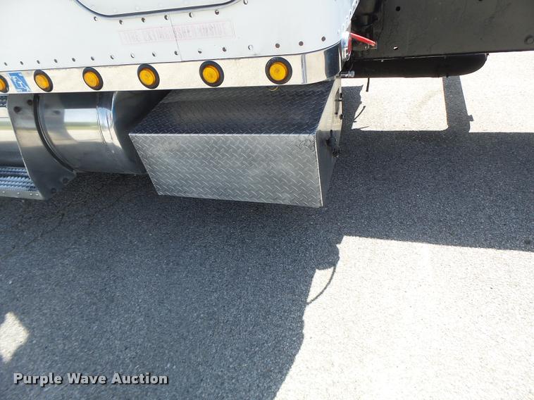 image for item DB1318 1999 Peterbilt 379 semi truck