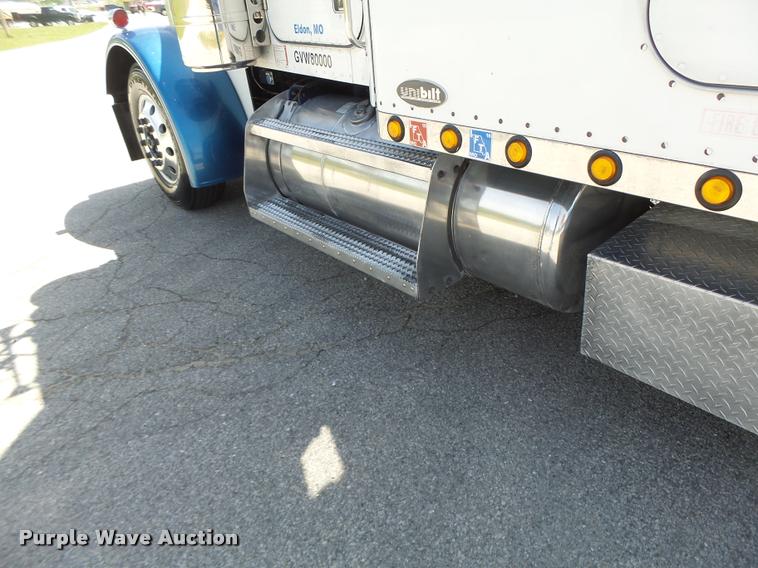 image for item DB1318 1999 Peterbilt 379 semi truck