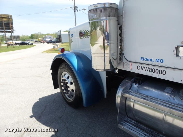 image for item DB1318 1999 Peterbilt 379 semi truck
