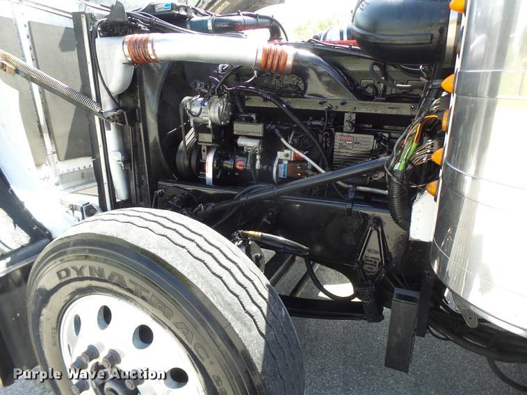 image for item DB1318 1999 Peterbilt 379 semi truck