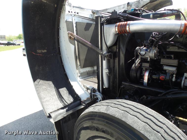 image for item DB1318 1999 Peterbilt 379 semi truck