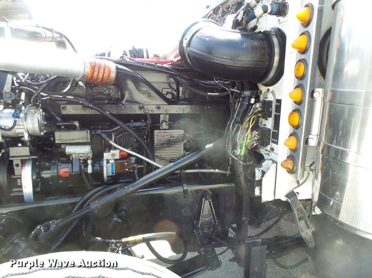 image for item DB1318 1999 Peterbilt 379 semi truck