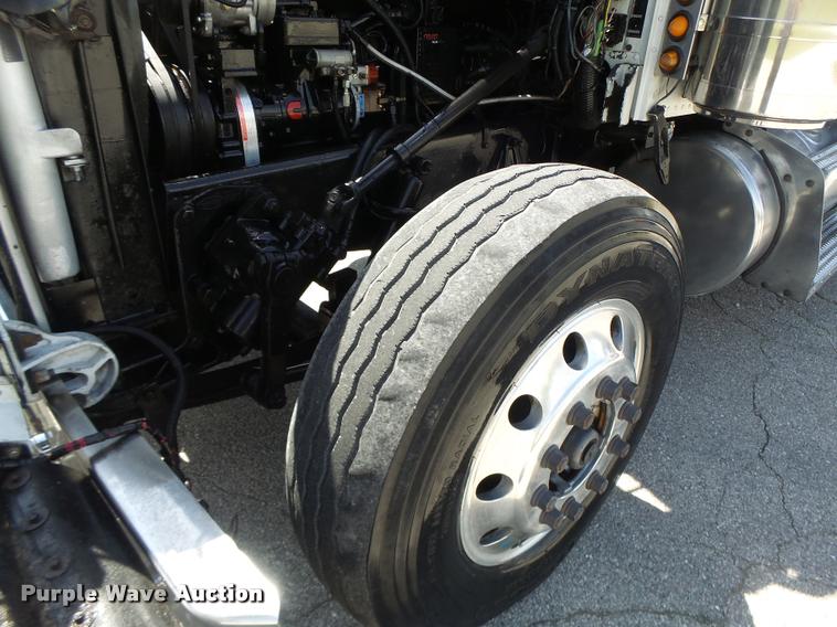image for item DB1318 1999 Peterbilt 379 semi truck