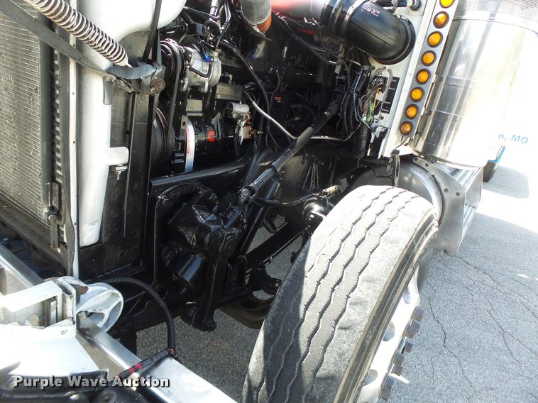 image for item DB1318 1999 Peterbilt 379 semi truck