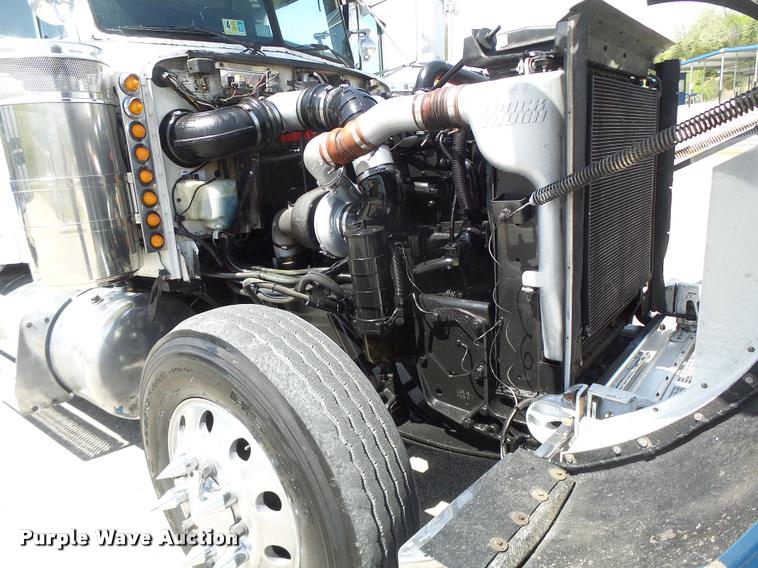 image for item DB1318 1999 Peterbilt 379 semi truck