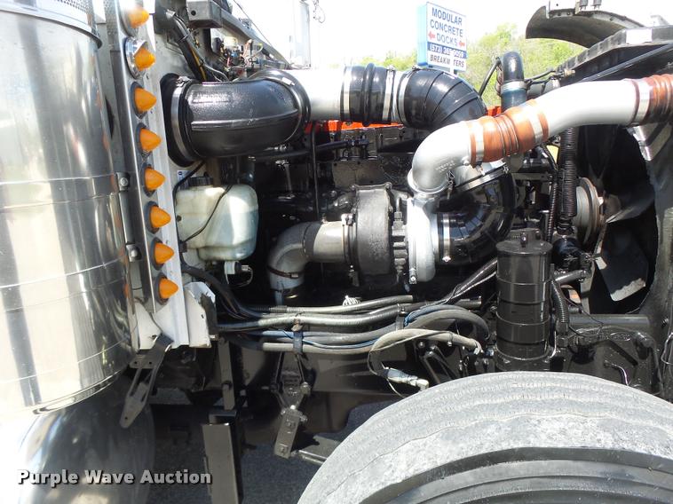 image for item DB1318 1999 Peterbilt 379 semi truck