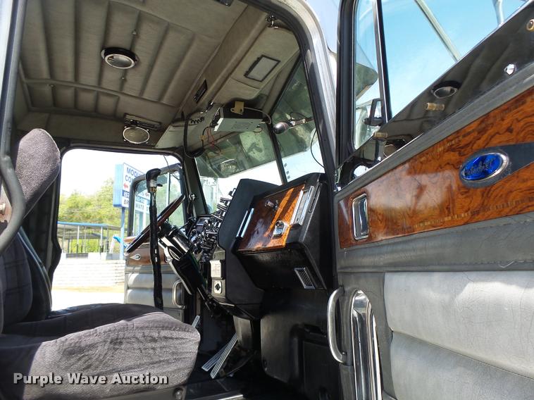 image for item DB1318 1999 Peterbilt 379 semi truck