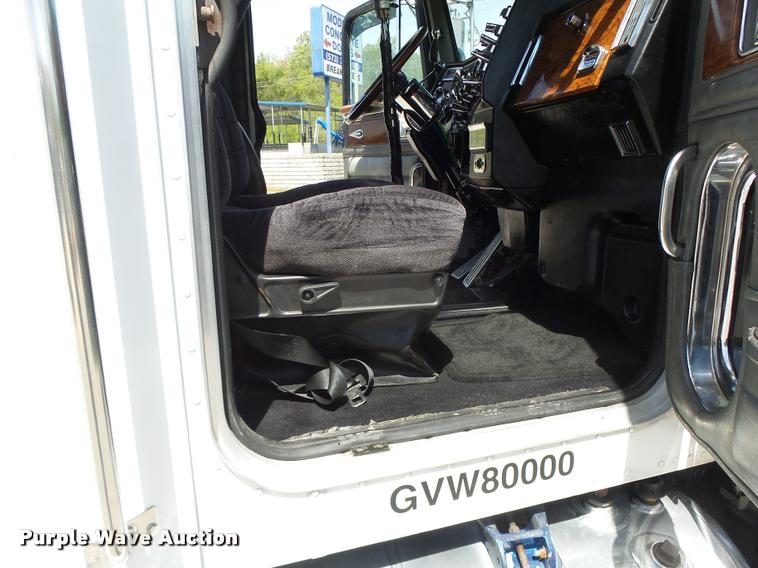 image for item DB1318 1999 Peterbilt 379 semi truck