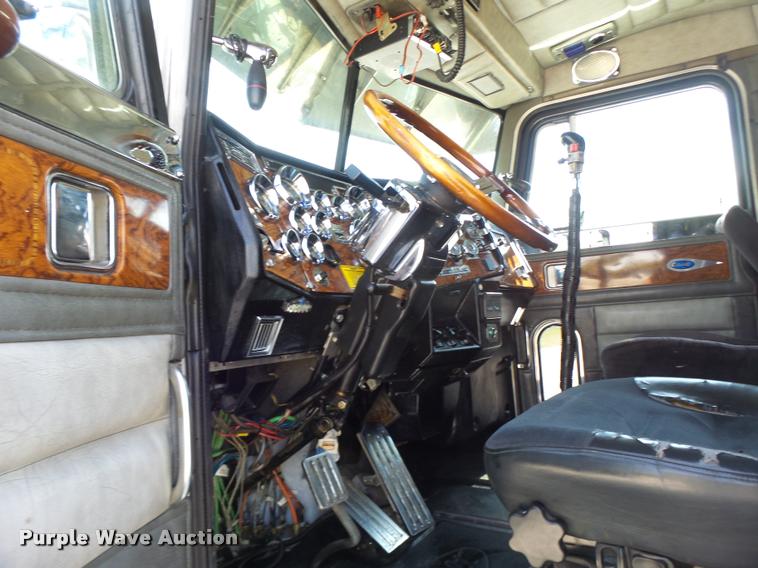 image for item DB1318 1999 Peterbilt 379 semi truck