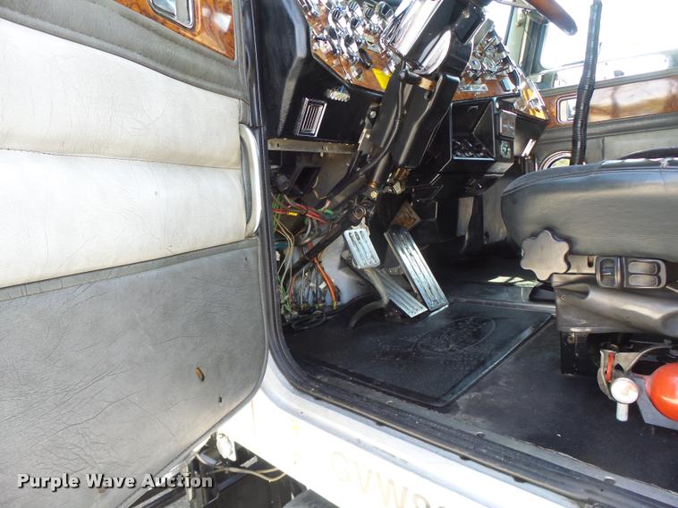 image for item DB1318 1999 Peterbilt 379 semi truck