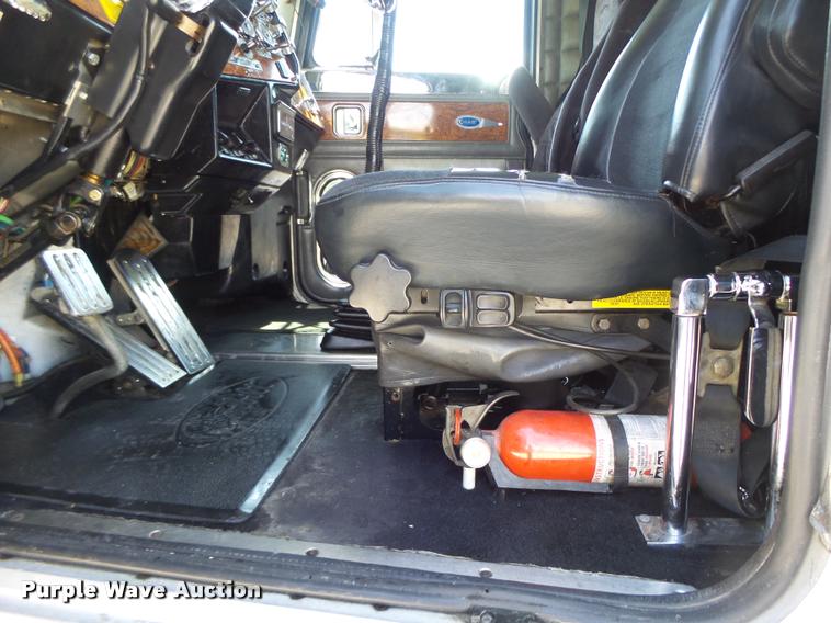 image for item DB1318 1999 Peterbilt 379 semi truck