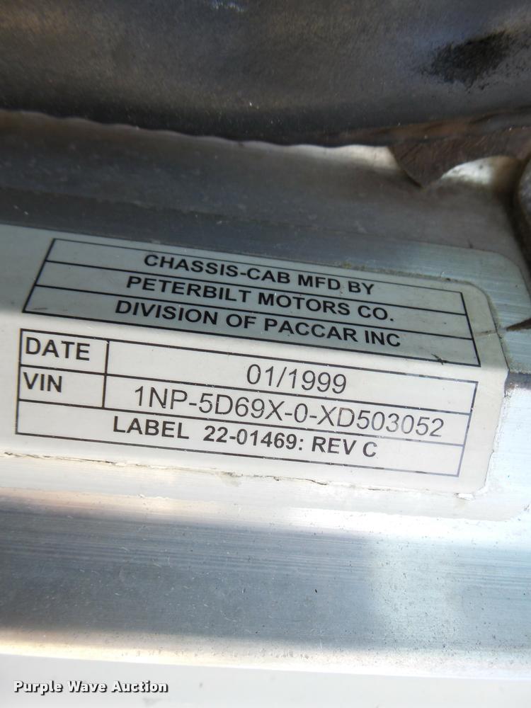image for item DB1318 1999 Peterbilt 379 semi truck