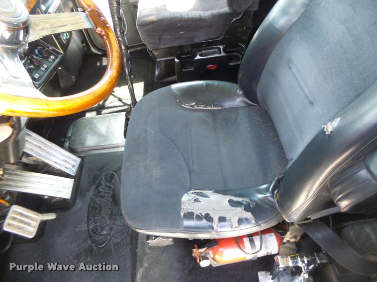 image for item DB1318 1999 Peterbilt 379 semi truck