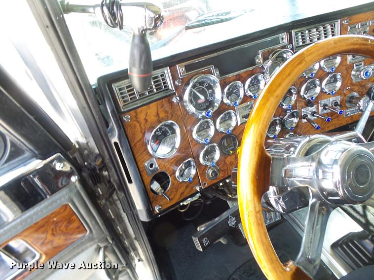 image for item DB1318 1999 Peterbilt 379 semi truck