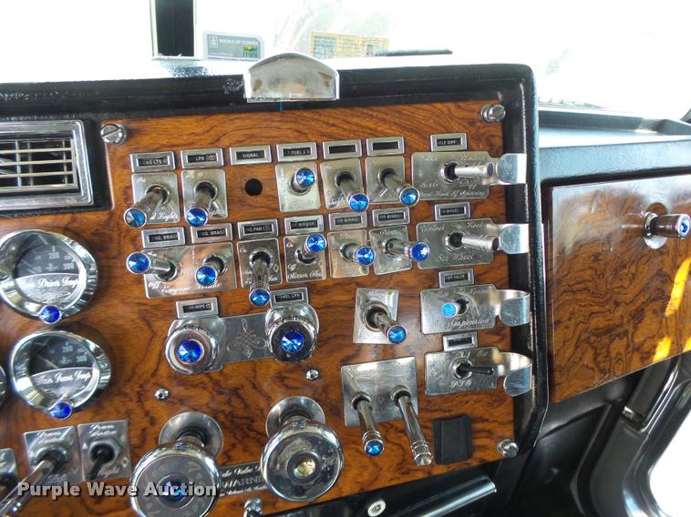 image for item DB1318 1999 Peterbilt 379 semi truck