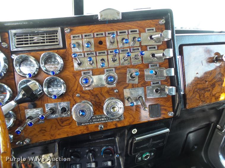 image for item DB1318 1999 Peterbilt 379 semi truck