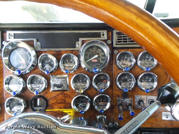 image for item DB1318 1999 Peterbilt 379 semi truck