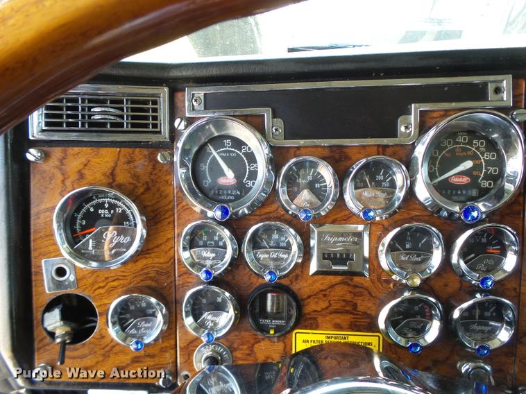 image for item DB1318 1999 Peterbilt 379 semi truck