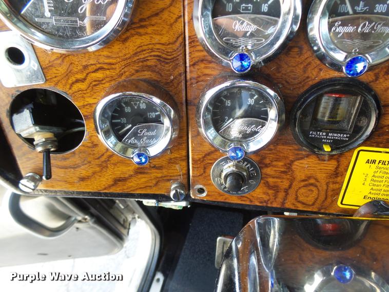 image for item DB1318 1999 Peterbilt 379 semi truck