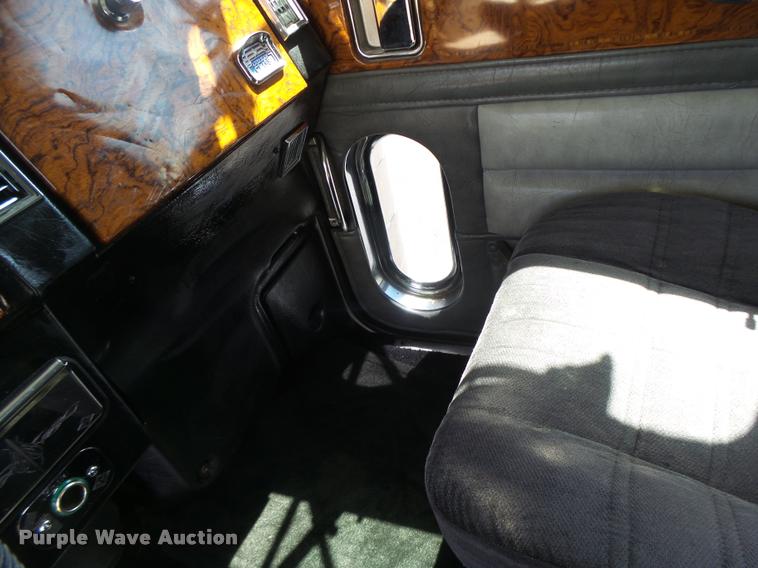 image for item DB1318 1999 Peterbilt 379 semi truck