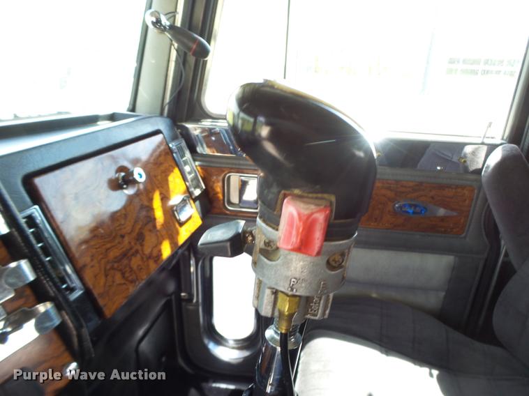 image for item DB1318 1999 Peterbilt 379 semi truck