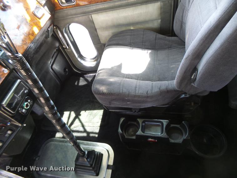 image for item DB1318 1999 Peterbilt 379 semi truck