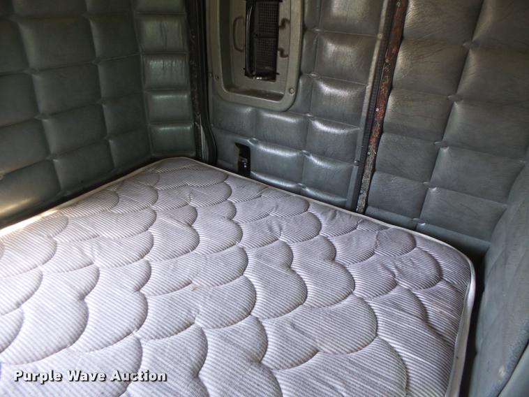 image for item DB1318 1999 Peterbilt 379 semi truck