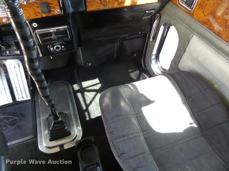 image for item DB1318 1999 Peterbilt 379 semi truck