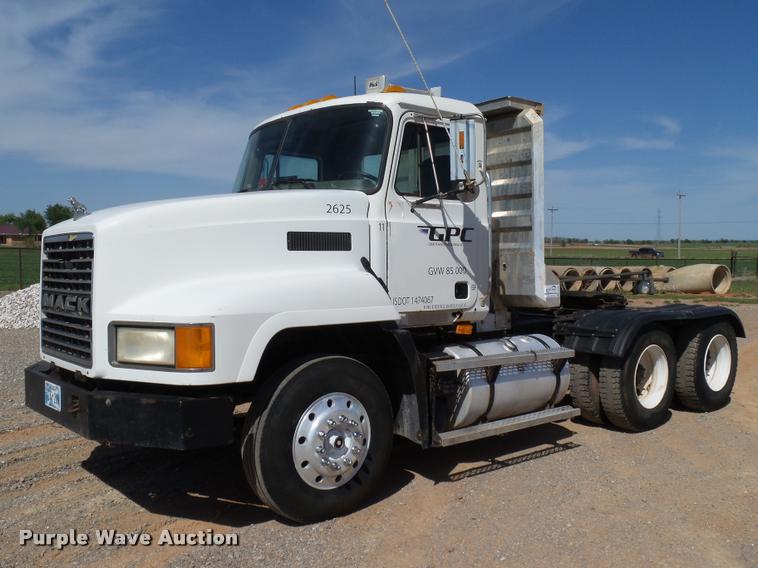 image for item DB4709 2001 Mack CH613 semi truck