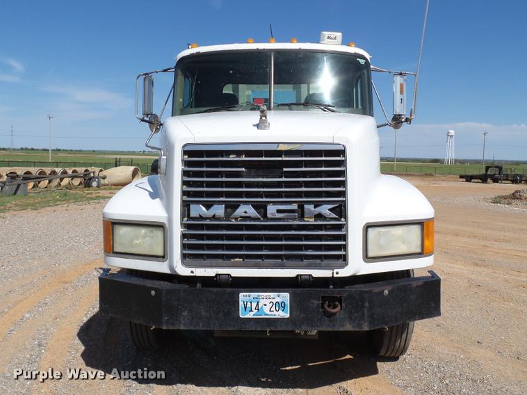 image for item DB4709 2001 Mack CH613 semi truck
