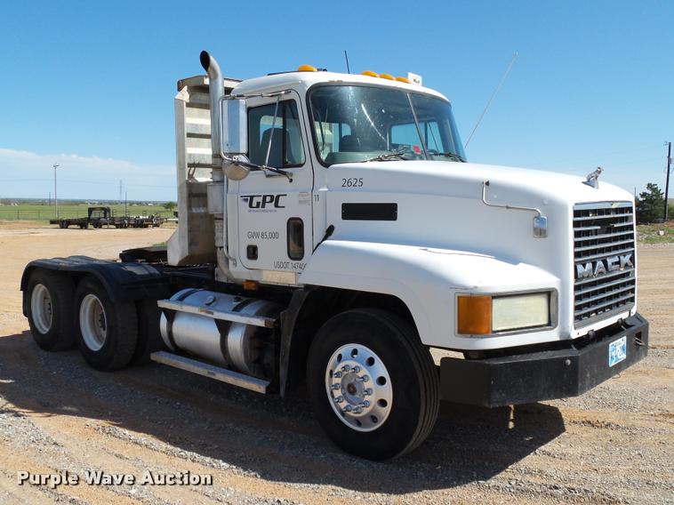 image for item DB4709 2001 Mack CH613 semi truck