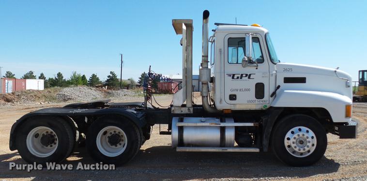 image for item DB4709 2001 Mack CH613 semi truck