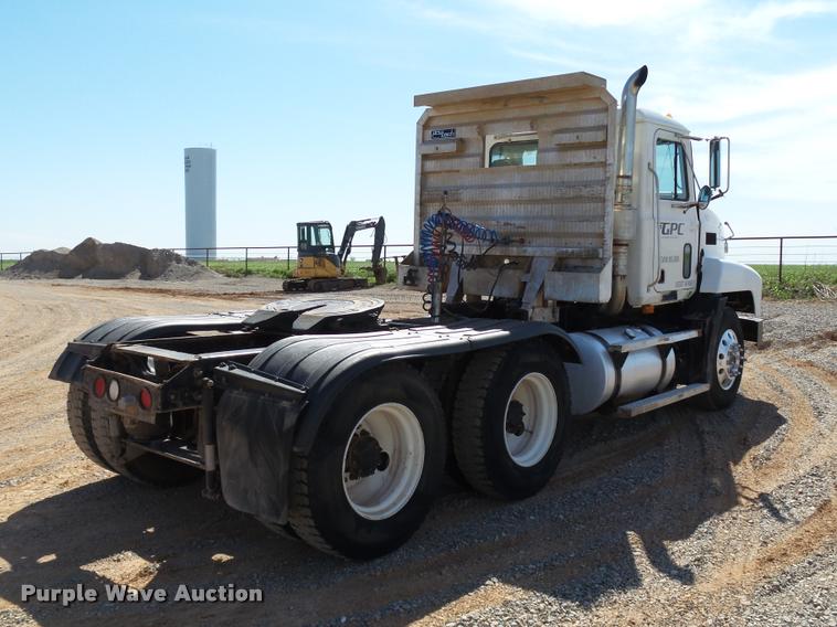 image for item DB4709 2001 Mack CH613 semi truck