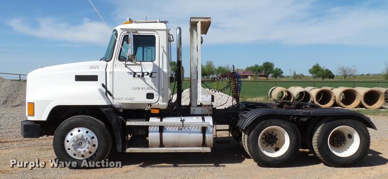 image for item DB4709 2001 Mack CH613 semi truck
