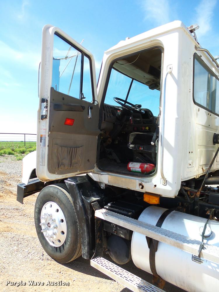 image for item DB4709 2001 Mack CH613 semi truck