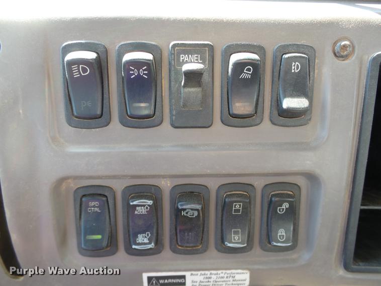 image for item DB4709 2001 Mack CH613 semi truck