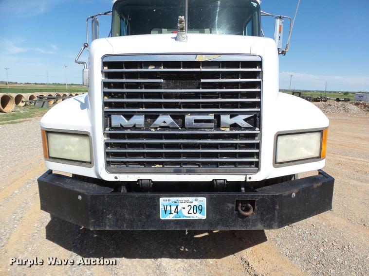 image for item DB4709 2001 Mack CH613 semi truck