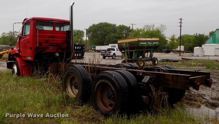 image for item DC7229 1990 Freightliner FLC11264T truck cab and chassis