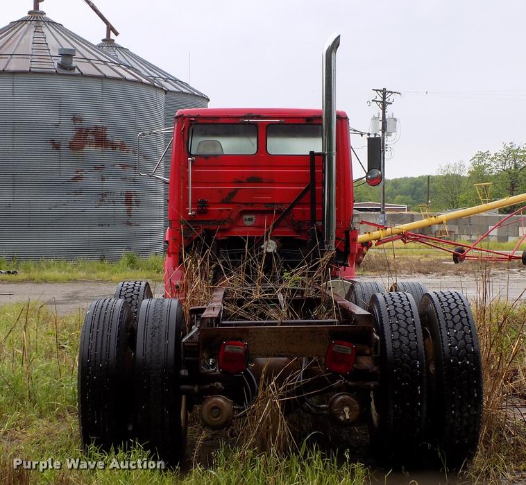 image for item DC7229 1990 Freightliner FLC11264T truck cab and chassis