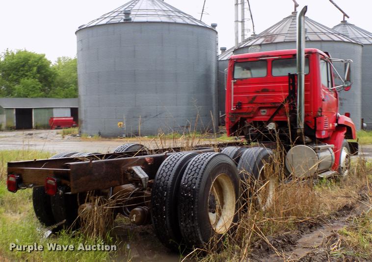 image for item DC7229 1990 Freightliner FLC11264T truck cab and chassis