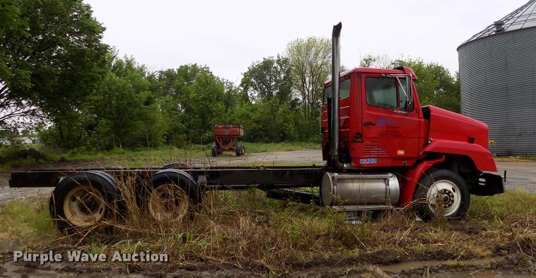 image for item DC7229 1990 Freightliner FLC11264T truck cab and chassis