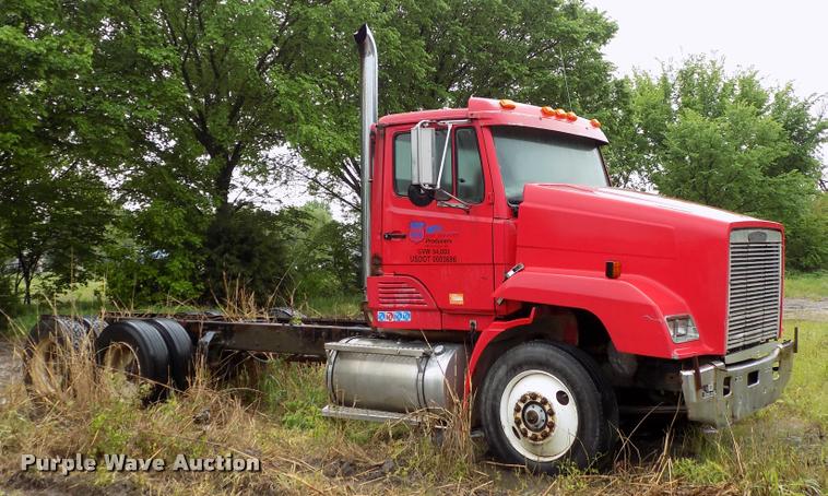 image for item DC7229 1990 Freightliner FLC11264T truck cab and chassis