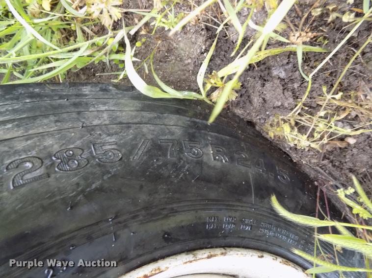 image for item DC7229 1990 Freightliner FLC11264T truck cab and chassis