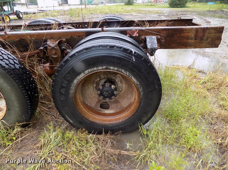 image for item DC7229 1990 Freightliner FLC11264T truck cab and chassis