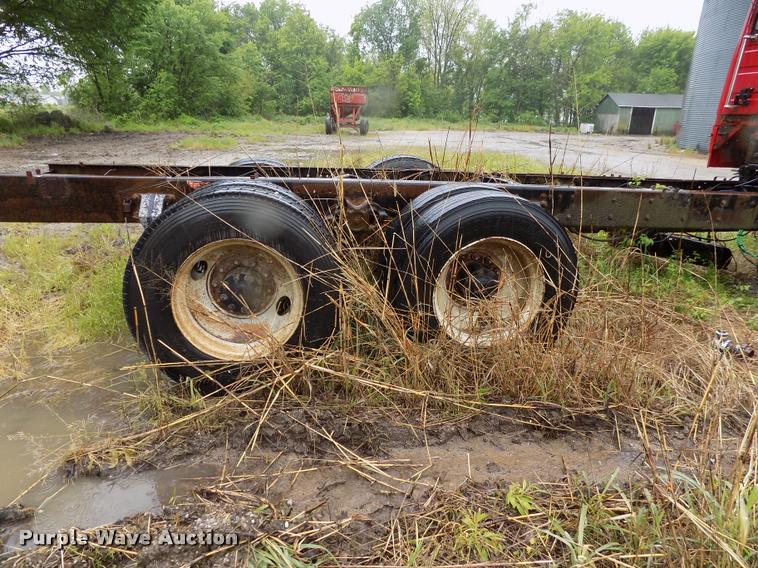 image for item DC7229 1990 Freightliner FLC11264T truck cab and chassis