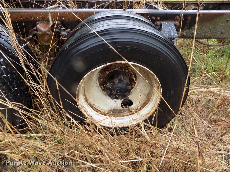 image for item DC7229 1990 Freightliner FLC11264T truck cab and chassis